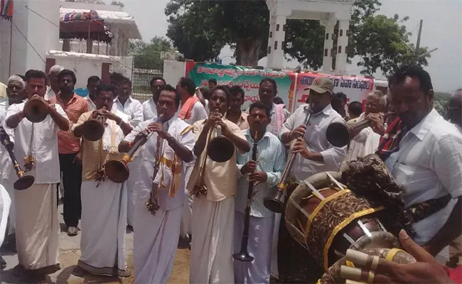 Nayee Brahmins Protest Prakasam - Sakshi