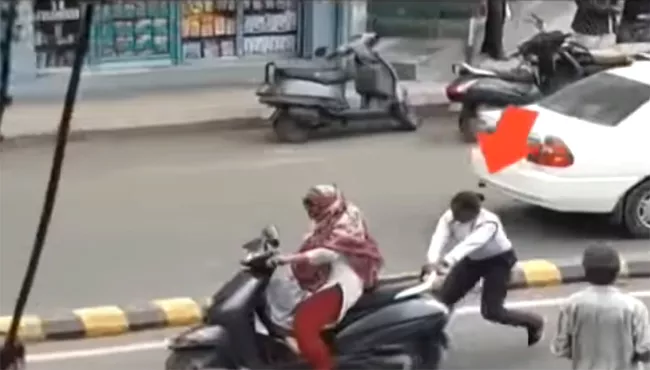 Gujarat Woman Traffic Cop Stop The Scooty By Holding The Rear Handle - Sakshi