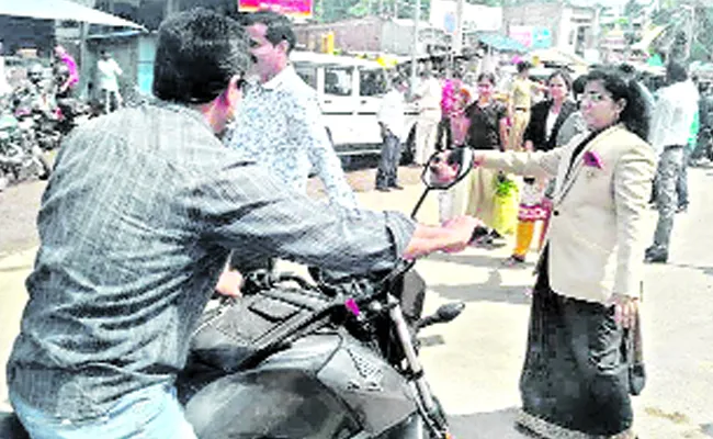 Judge Challans To Without Helmet Riders In Karnataka - Sakshi