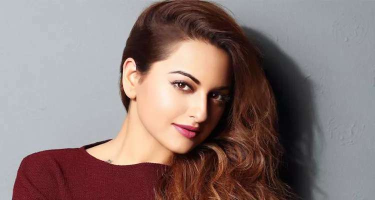 Sonakshi Sinha Revealed Her Family Secret In A Singing Show - Sakshi