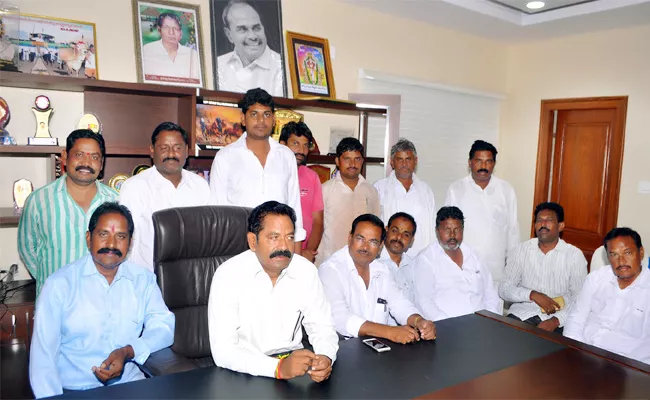 Bolla Brahma Naidu Slams GV Anjaneyulu In Guntur - Sakshi