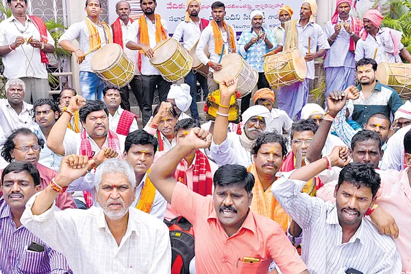 Artists' dharna infront of Ministry of Culture - Sakshi