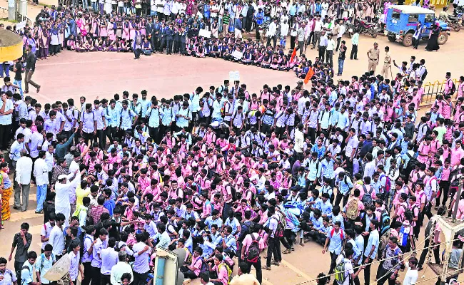 Students Protest For Renuka Patil Suspicious Death In Haveri Karnataka - Sakshi