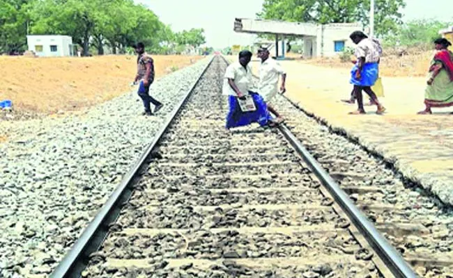 Dangerous Railway Track In Mahabubnagar - Sakshi