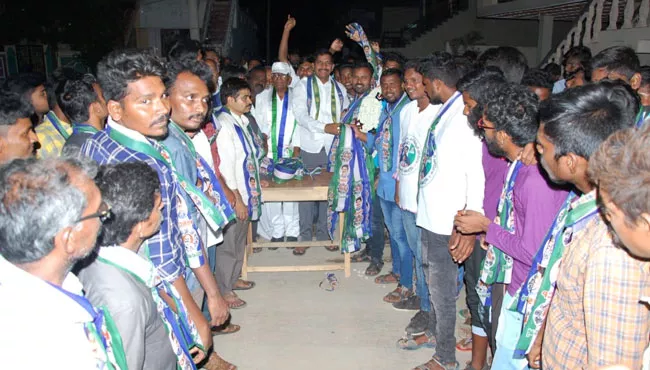 200 Youth Are Join YSRCP To In Giddalur - Sakshi