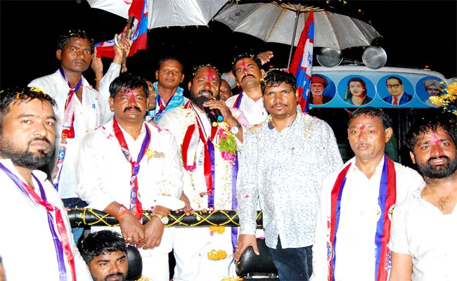 Jajula Srinivas Goud Bus Tour In Nalgonda - Sakshi