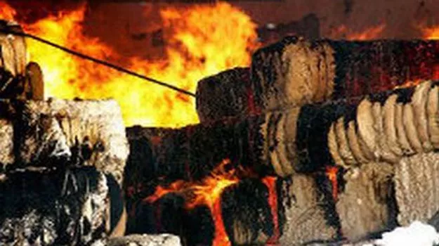 Fire Accident at Cotton Gowdon In Guntur District - Sakshi