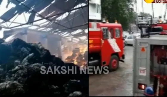 Major fire breaks out in Cotton godown in Guntur  - Sakshi