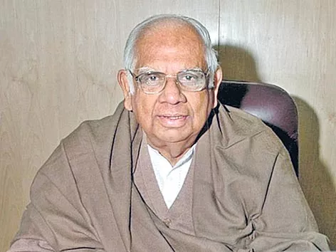 Former Lok Sabha Speaker Somnath Chatterjee on ventilator support - Sakshi