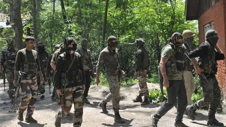 1 killed, 3 injured in encounter in Kashmir's Batmaloo - Sakshi