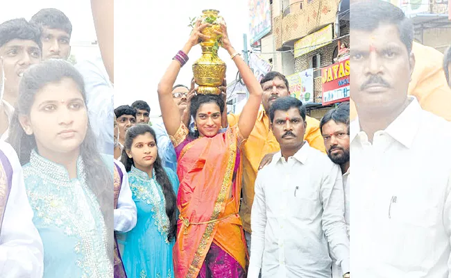 PV Sindhu Visit Lal Darwaja Mahankali Temple Hyderabad - Sakshi