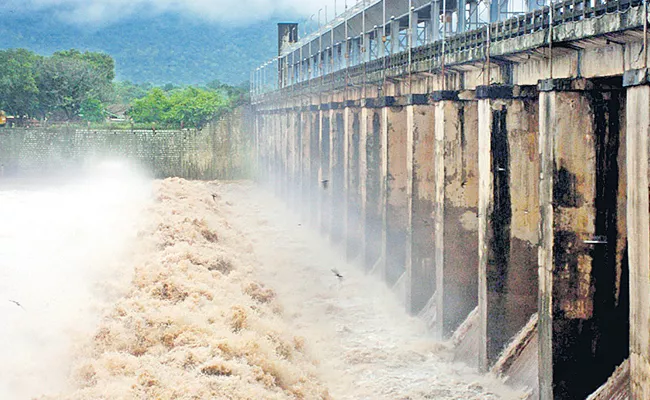 Heavy Rains Water Levels Increased In Telangana Projects - Sakshi