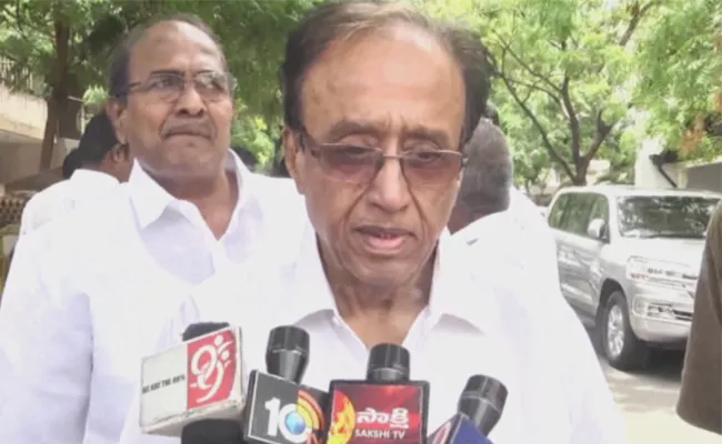 CPI Leader Suravaram Sudhakar Reddy Pays Tribute To Karunanidhi - Sakshi