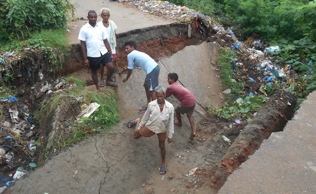 Kalvartu Collapsed In Visakhapatnam - Sakshi