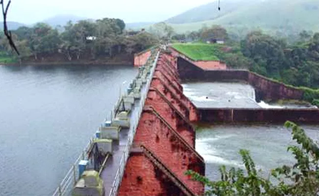 Kerala rains: Water level at Mullaperiyar dam touches 142 feet - Sakshi