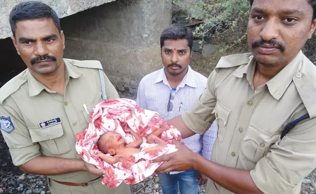 Mother Leav Birth Child In Kurnool Railway Station - Sakshi