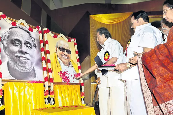 Pleaded with CM to bury Karunanidhi on the Marina, says Stalin - Sakshi