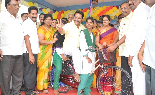 TDP Government Delayed Bicycle Distributors In Chittoor - Sakshi