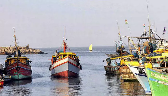 Fishing Boat Disappear In sea At Kakinada bank - Sakshi