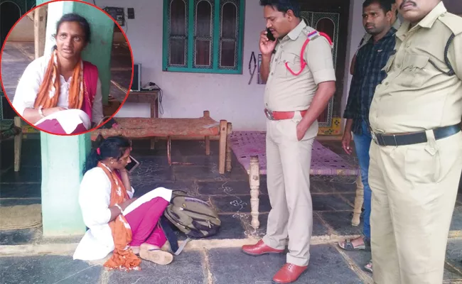 Hyderabad Woman Silence Protest Infront Of Boyfriend House Prakasam - Sakshi