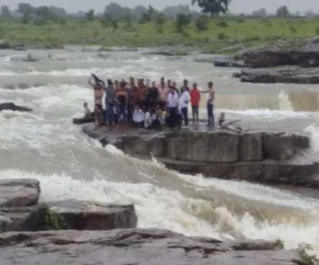 Big accident in Shivpuri, 12 people taking bath in waterfalls - Sakshi