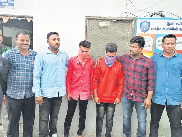 15 vehicles robbery in 3 months - Sakshi