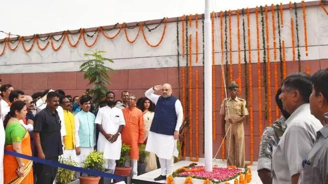 BJP president Amit Shah fumbles during flag hoisting - Sakshi