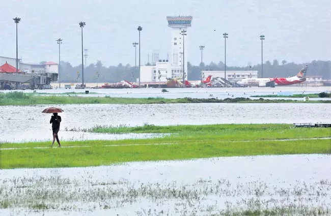 Kochi Airport closed - Sakshi