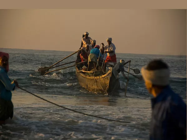 Kakinada Fisher Men Is Safe In Kaligngapatnam - Sakshi