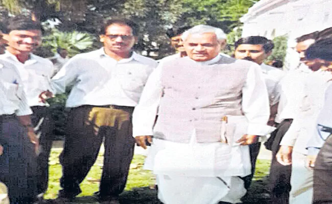 Dileep Reddy Article On Atal Bihari Vajpayee - Sakshi