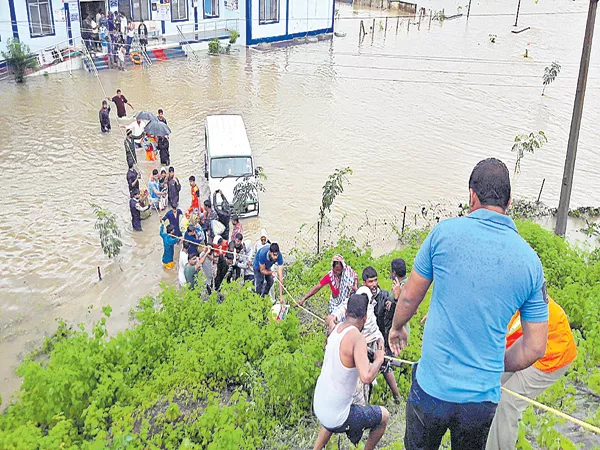 Heavy rain lashes Joint Adilabad district - Sakshi