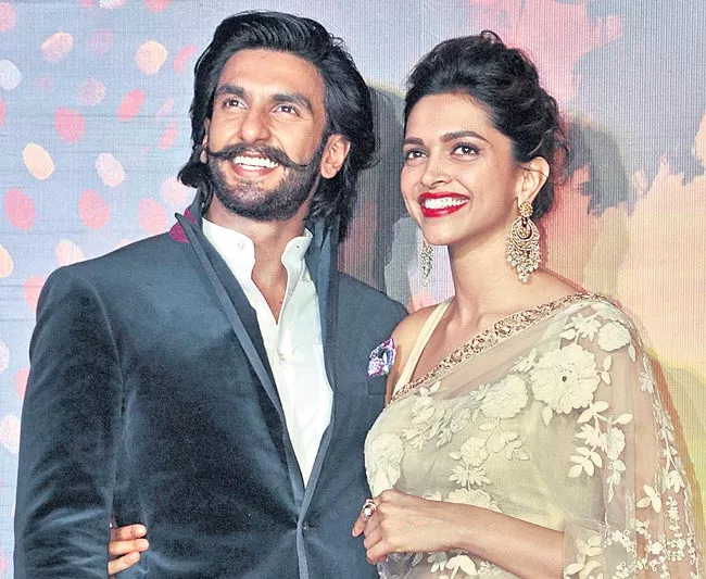 Deepika Padukone, Ranveer Singh Wedding in Mobiles Not Allowed - Sakshi