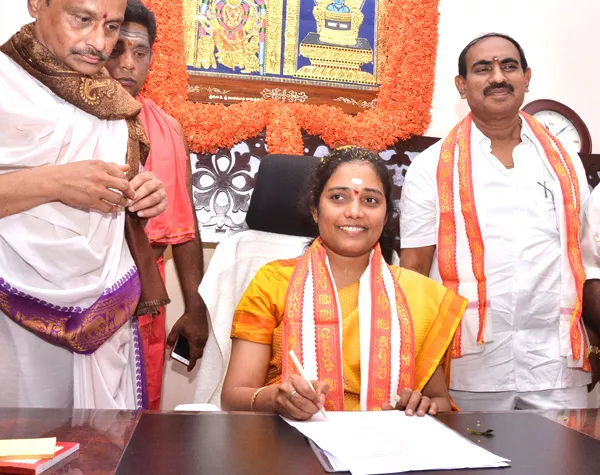 V Koteswaramma takes charge as New Durga temple Executive Officer - Sakshi