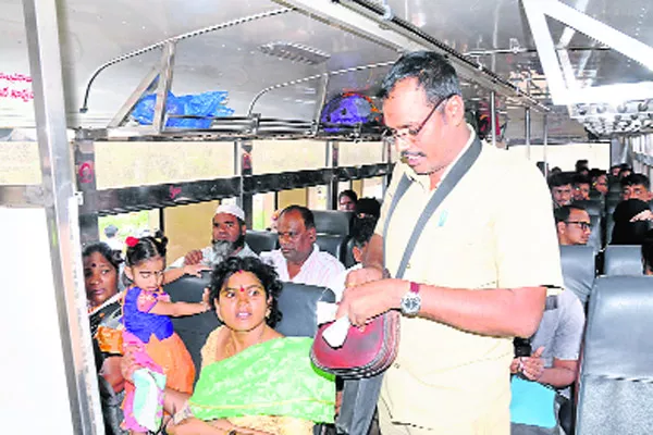 Friendly Bus Conductor Honest in YSR Kadapa - Sakshi