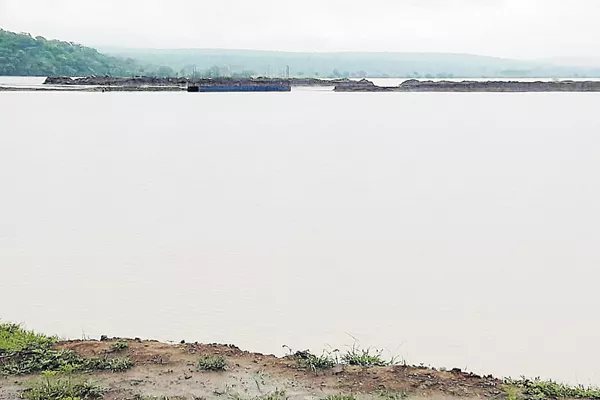 Coffer Dam missing at Construction of Tupakulagudem barrage - Sakshi