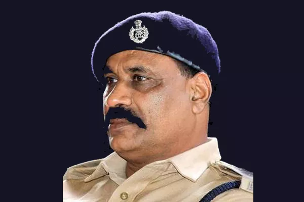 Police Commissioner Mahesh Chandra Lada Serious On ACP Kinjarapu Prabhakar  - Sakshi