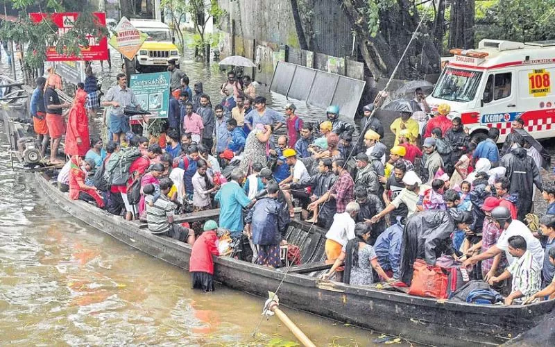 narendra modi Aerial survey in kerala floods - Sakshi