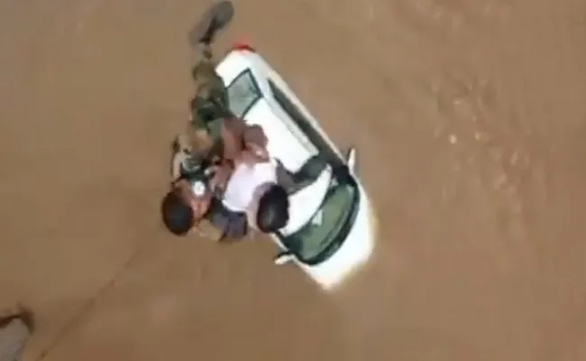 Indian Air Force Rescues A Toddler From Rooftop In Kerala flood - Sakshi