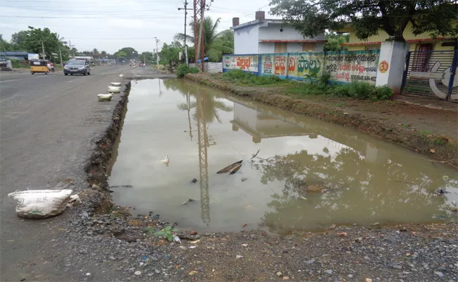 Highway Road Works Pending In Khammam - Sakshi