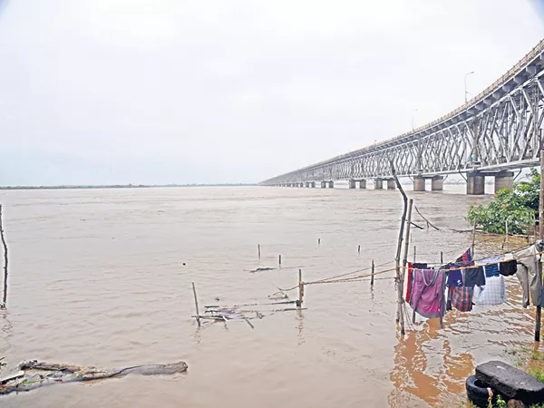 Flood flow to Krishna and Godavari - Sakshi