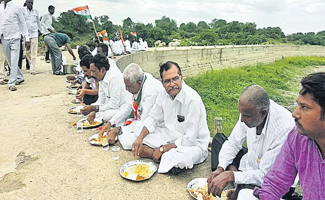 Singur Project Water For Congress Leaders  Protest In Medak - Sakshi