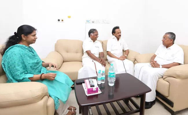 Kerala CM Pinarayi Vijayan meets Karunanidhi at Hospital - Sakshi