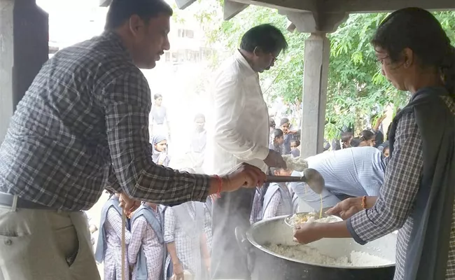 First Day Negligance On Midday Meals Distribution Anantapur - Sakshi