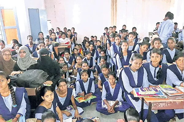 No minimum facilities to Junior college students - Sakshi