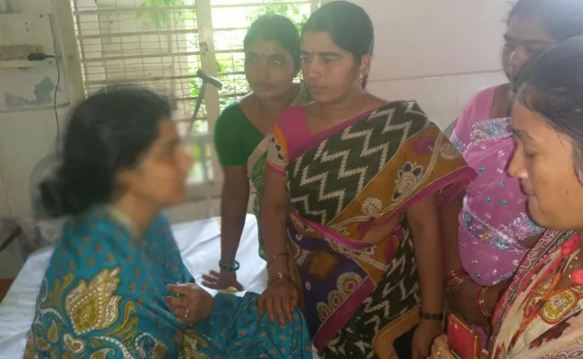 Molestation On Anganwadi Worker In Anantapur - Sakshi