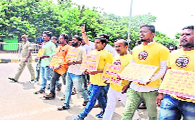 Puri Jagannadh Swami Divittes Protest - Sakshi