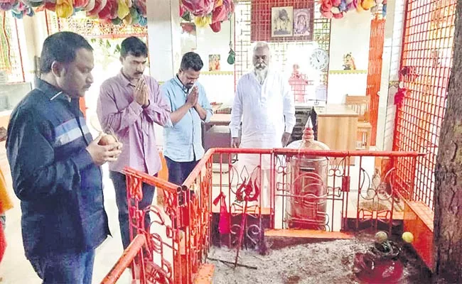 RP Patnaik Visited Temple - Sakshi