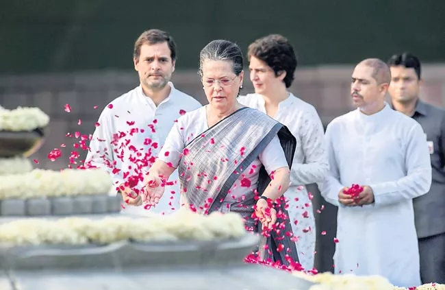 sonia gandhi rahul gandhi manmohan singh pay tributes - Sakshi