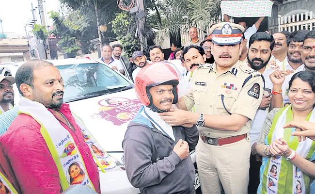 Helmet Gift to Your Brothers In This Rakhi Festival : Hyderabad CP - Sakshi