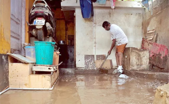 Kerala Flood Victims Return To Their Homes - Sakshi